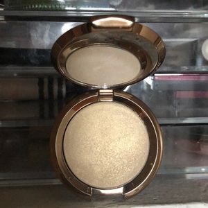 Becca Pearl Flashes Gold Light Chaser